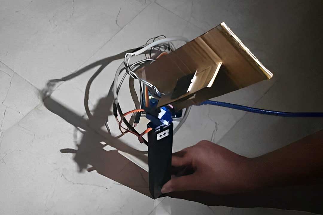 Solar Tracker facing the source of light